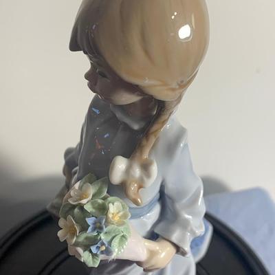 Lladro Girl With Boquet