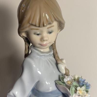 Lladro Girl With Boquet