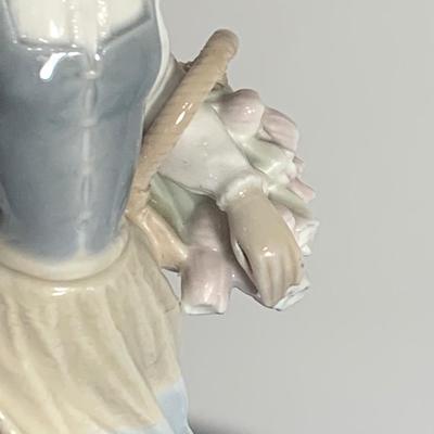Lladro Figurine - Girl With Flowers