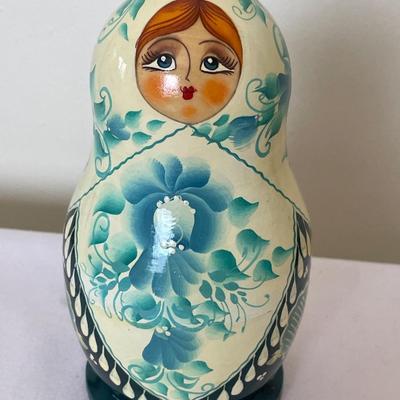 5 Russian nesting dolls