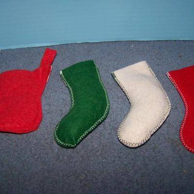 LOT 26 GREAT VINTAGE CHRISTMAS MINI STOCKING FELT ORNAMENTS