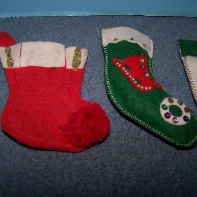 LOT 26 GREAT VINTAGE CHRISTMAS MINI STOCKING FELT ORNAMENTS