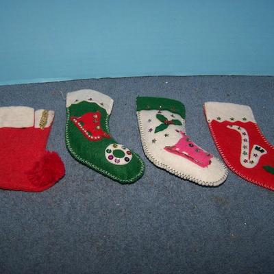 LOT 26 GREAT VINTAGE CHRISTMAS MINI STOCKING FELT ORNAMENTS