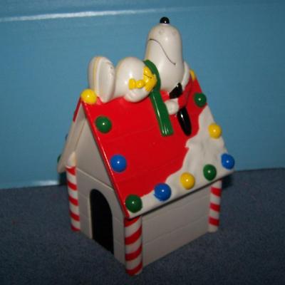 LOT 28 GREAT COLLECTABLE HOLIDAY SNOOPY WHITMAN'S ITEMS