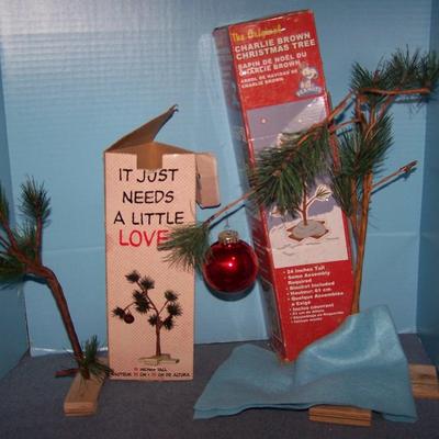 LOT 29 GREAT COLLECTABLE CHARLIE BROWN'S CHRISTMAS TREE SNOOPY
