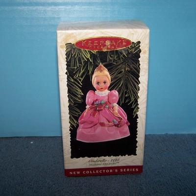 LOT 31 HALLMARK ORNAMENTS & HOOKED ON COLLECTING in BOXES