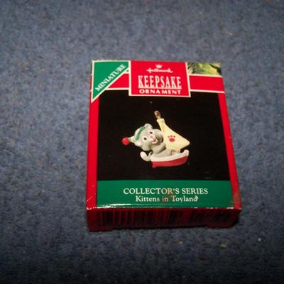 LOT 31 HALLMARK ORNAMENTS & HOOKED ON COLLECTING in BOXES