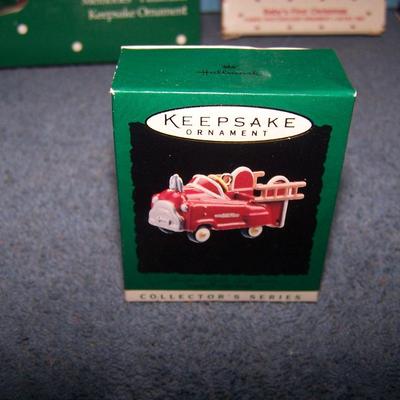 LOT 31 HALLMARK ORNAMENTS & HOOKED ON COLLECTING in BOXES