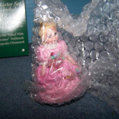 LOT 31 HALLMARK ORNAMENTS & HOOKED ON COLLECTING in BOXES