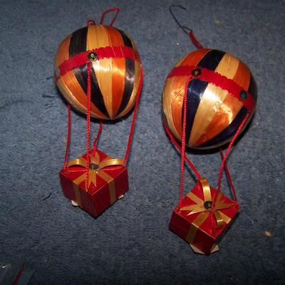 LOT 34 GREAT COLLECTABLE CHRISTMAS ORNAMENTS