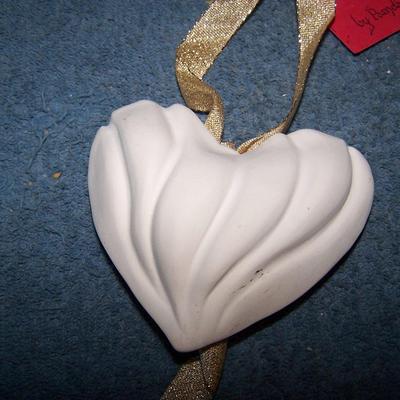 LOT 34 GREAT COLLECTABLE CHRISTMAS ORNAMENTS