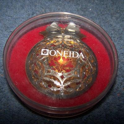 LOT 35 LOVELY CHRISTMAS COLLECTABLE ORNAMENTS--GORHAM/ONEIDA