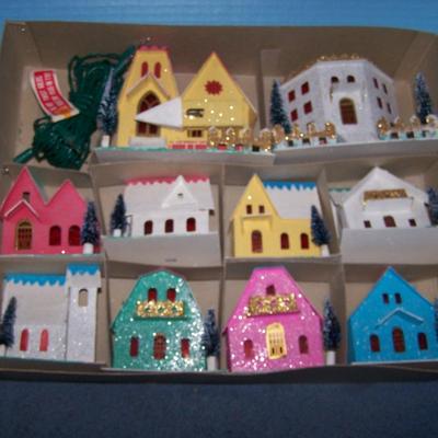 LOT 41 SPECTACULAR VINTAGE CHRISTMAS PUTZ LIGHTED VILLAGE BOX SET