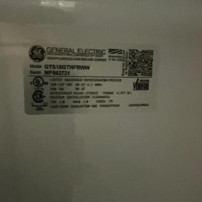 D1023 GE 17.5 cubic feet Top Freezer Refrigerator