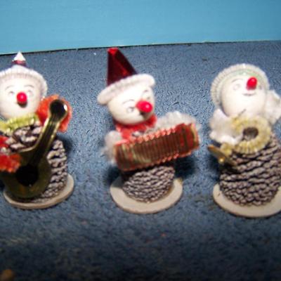 LOT 44 VINTAGE SUPER CUTE MINI PINECONE BAND/PEOPLE