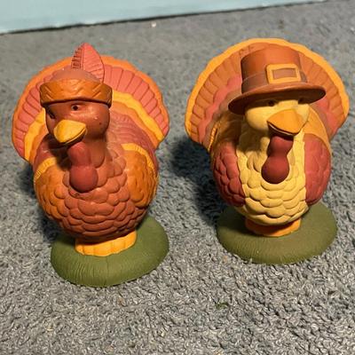 LOT 61 GREAT COLLECTABLE THANKSGIVING HALLMARK STUFF