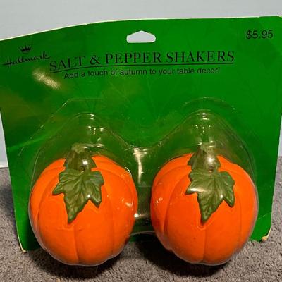 LOT 61 GREAT COLLECTABLE THANKSGIVING HALLMARK STUFF