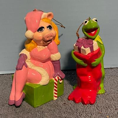 LOT 62 WONDERFUL COLLECTABLE MUPPETS ORNAMENTS--MISS PIGGY & KERMIT
