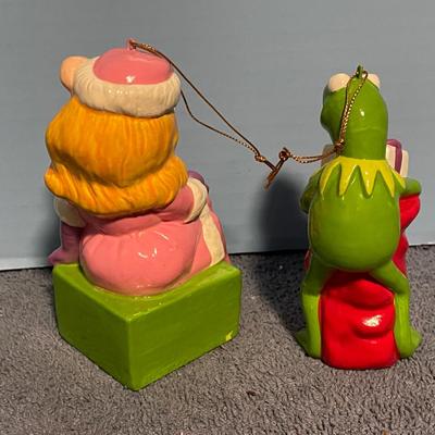 LOT 62 WONDERFUL COLLECTABLE MUPPETS ORNAMENTS--MISS PIGGY & KERMIT