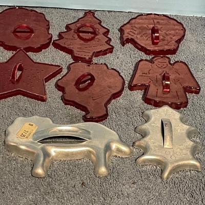 LOT 67 COLLECTABLE ALUMINUM & HRM RED PLASTIC COOKIE CUTTERS