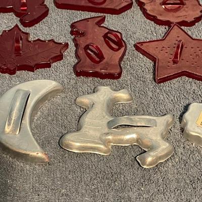 LOT 67 COLLECTABLE ALUMINUM & HRM RED PLASTIC COOKIE CUTTERS