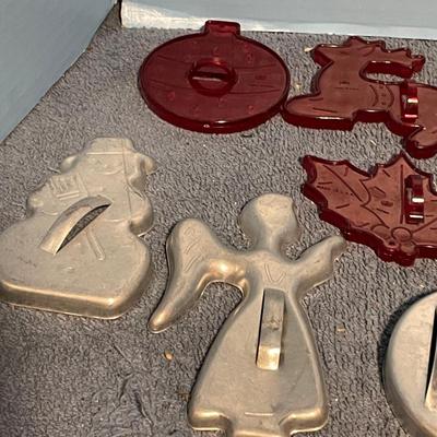 LOT 67 COLLECTABLE ALUMINUM & HRM RED PLASTIC COOKIE CUTTERS