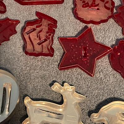 LOT 67 COLLECTABLE ALUMINUM & HRM RED PLASTIC COOKIE CUTTERS
