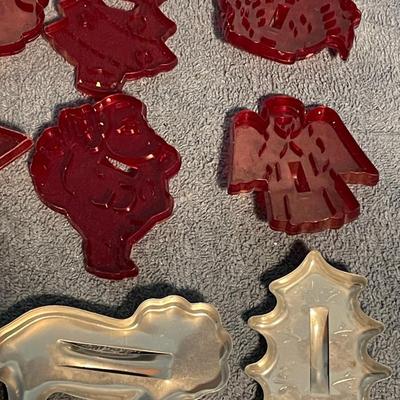 LOT 67 COLLECTABLE ALUMINUM & HRM RED PLASTIC COOKIE CUTTERS