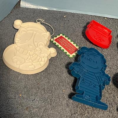 LOT 68 COLLECTABLE HALLMARK CHRISTMAS PLASTIC COOKIE CUTTERS