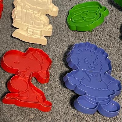 LOT 68 COLLECTABLE HALLMARK CHRISTMAS PLASTIC COOKIE CUTTERS
