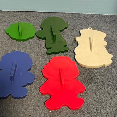 LOT 68 COLLECTABLE HALLMARK CHRISTMAS PLASTIC COOKIE CUTTERS