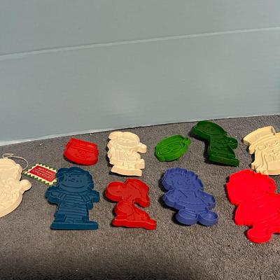 LOT 68 COLLECTABLE HALLMARK CHRISTMAS PLASTIC COOKIE CUTTERS