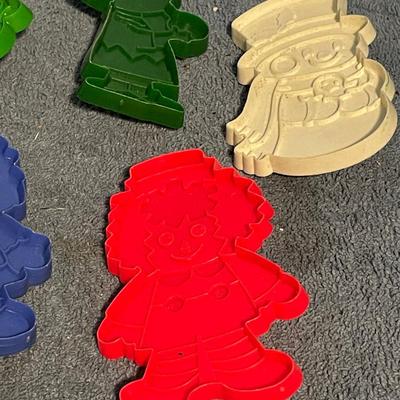 LOT 68 COLLECTABLE HALLMARK CHRISTMAS PLASTIC COOKIE CUTTERS