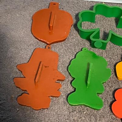 LOT 69 MISC COLLECTABLE HALLMARK PLASTIC COOKIE CUTTERS