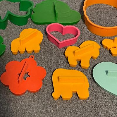 LOT 69 MISC COLLECTABLE HALLMARK PLASTIC COOKIE CUTTERS