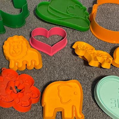 LOT 69 MISC COLLECTABLE HALLMARK PLASTIC COOKIE CUTTERS