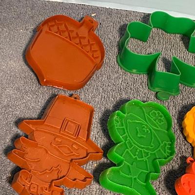 LOT 69 MISC COLLECTABLE HALLMARK PLASTIC COOKIE CUTTERS