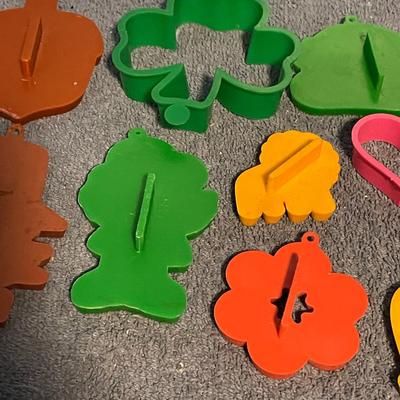 LOT 69 MISC COLLECTABLE HALLMARK PLASTIC COOKIE CUTTERS