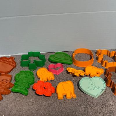 LOT 69 MISC COLLECTABLE HALLMARK PLASTIC COOKIE CUTTERS