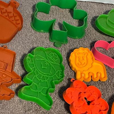 LOT 69 MISC COLLECTABLE HALLMARK PLASTIC COOKIE CUTTERS