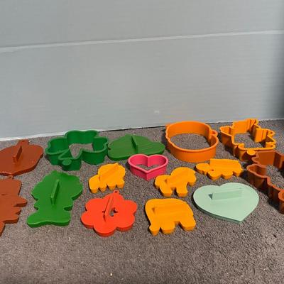 LOT 69 MISC COLLECTABLE HALLMARK PLASTIC COOKIE CUTTERS