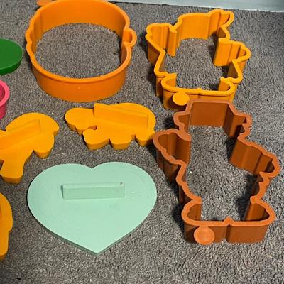 LOT 69 MISC COLLECTABLE HALLMARK PLASTIC COOKIE CUTTERS