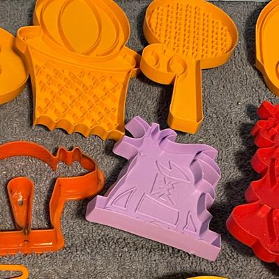 LOT 70 MISC COLLECTABLE PLASTIC COOKIE CUTTERS SPORTS plus
