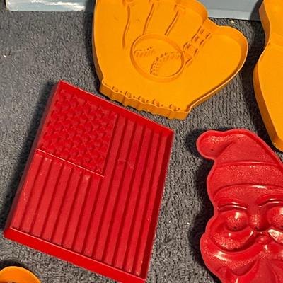 LOT 70 MISC COLLECTABLE PLASTIC COOKIE CUTTERS SPORTS plus