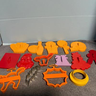 LOT 70 MISC COLLECTABLE PLASTIC COOKIE CUTTERS SPORTS plus
