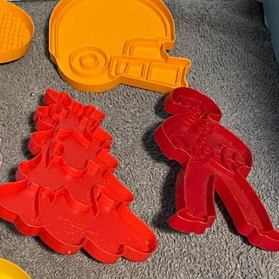 LOT 70 MISC COLLECTABLE PLASTIC COOKIE CUTTERS SPORTS plus