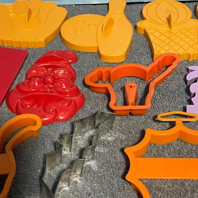 LOT 70 MISC COLLECTABLE PLASTIC COOKIE CUTTERS SPORTS plus