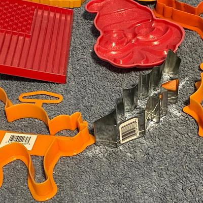 LOT 70 MISC COLLECTABLE PLASTIC COOKIE CUTTERS SPORTS plus