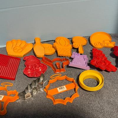 LOT 70 MISC COLLECTABLE PLASTIC COOKIE CUTTERS SPORTS plus