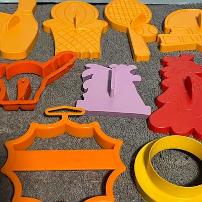 LOT 70 MISC COLLECTABLE PLASTIC COOKIE CUTTERS SPORTS plus